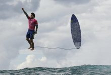 TOPSHOT - Brazil's Gabriel Medina reacts after getting a large wave in the 5th heat of the men's surfing round 3, during the Paris 2024 Olympic Games, in Teahupo'o, on the French Polynesian Island of Tahiti, on July 29, 2024. (Photo by Jerome BROUILLET /