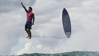 TOPSHOT - Brazil's Gabriel Medina reacts after getting a large wave in the 5th heat of the men's surfing round 3, during the Paris 2024 Olympic Games, in Teahupo'o, on the French Polynesian Island of Tahiti, on July 29, 2024. (Photo by Jerome BROUILLET /