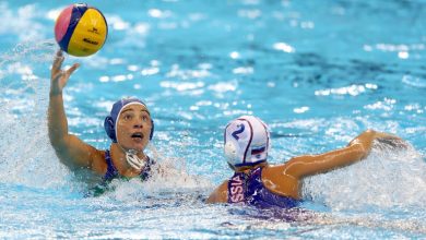 RIO DE JANEIRO, BRAZIL - AUGUST 17:  Roberta Bianconi #8 of Italy passes the ball as Ekaterina Lisunova #2 of Russia defends during the Women's Water Polo at Olympic Aquatics Stadium on August 17, 2016 in Rio de Janeiro, Brazil.  (Photo by Elsa/Getty Imag