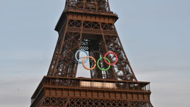 PARIS, FRANCE - 2024/08/04: The Olympic rings on the Eiffel Tower at dusk. (Photo by Aimee Dilger/SOPA Images/LightRocket via Getty Images)