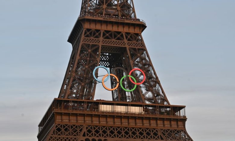 PARIS, FRANCE - 2024/08/04: The Olympic rings on the Eiffel Tower at dusk. (Photo by Aimee Dilger/SOPA Images/LightRocket via Getty Images)