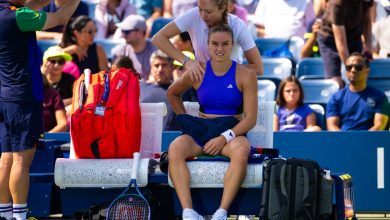 NEW YORK, NEW YORK - AUGUST 26: Maria Sakkari of Greece during a medical time-out while playing against Yafan Wang of China in the first round on Day 1 of the US Open at USTA Billie Jean King National Tennis Center on August 26, 2024 in New York City (Pho