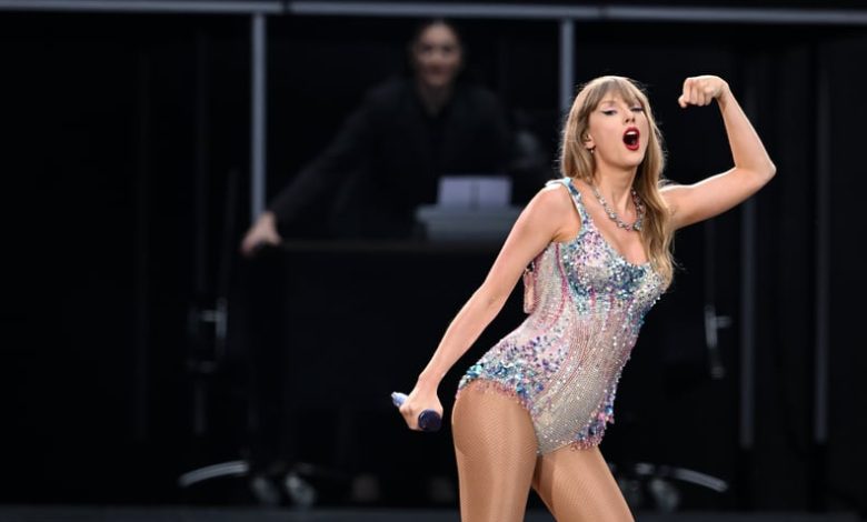 LONDON, ENGLAND - AUGUST 15: (EDITORIAL USE ONLY. NO STANDALONE PUBLICATION USE (NO SPECIAL INTEREST OR SINGLE ARTIST PUBLICATION USE; NO BOOK USE)) . Taylor Swift performs on stage during the